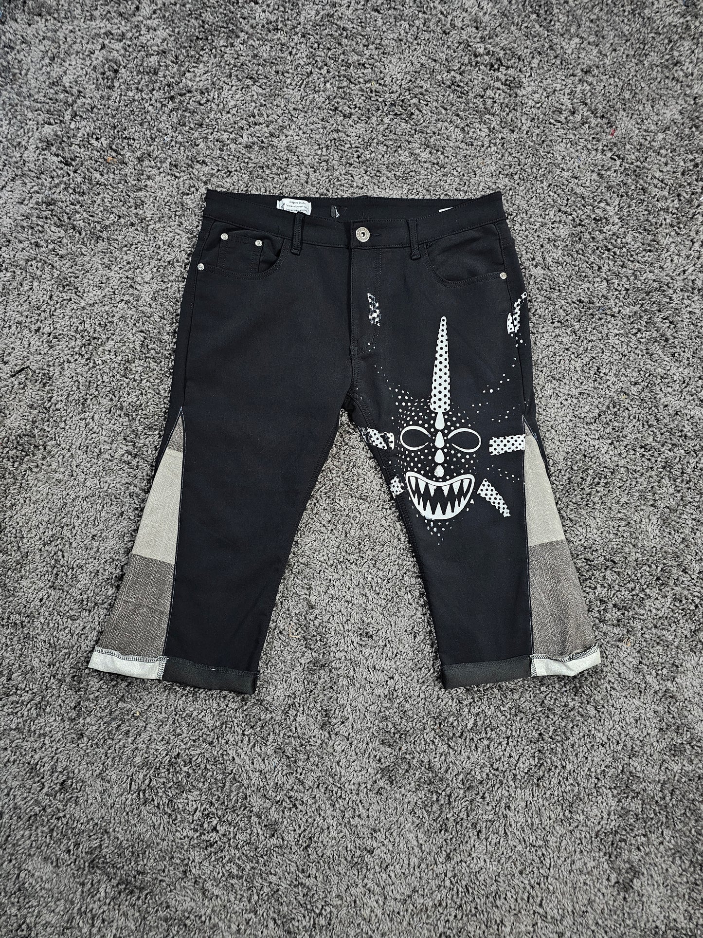 Q326 Black Vejigante Capri Jorts