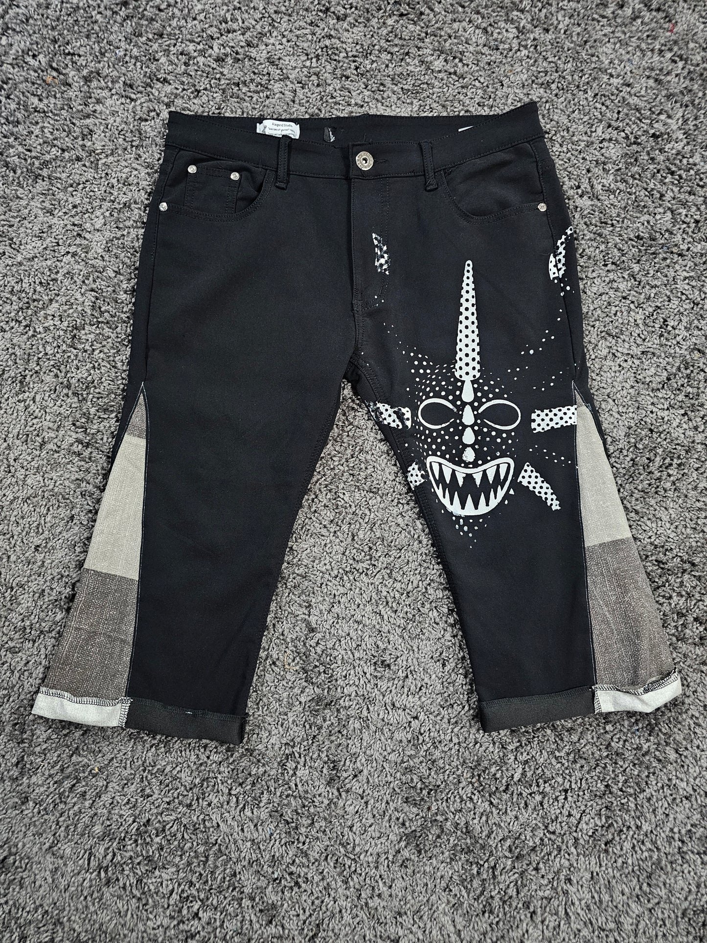 Q326 Black Vejigante Capri Jorts