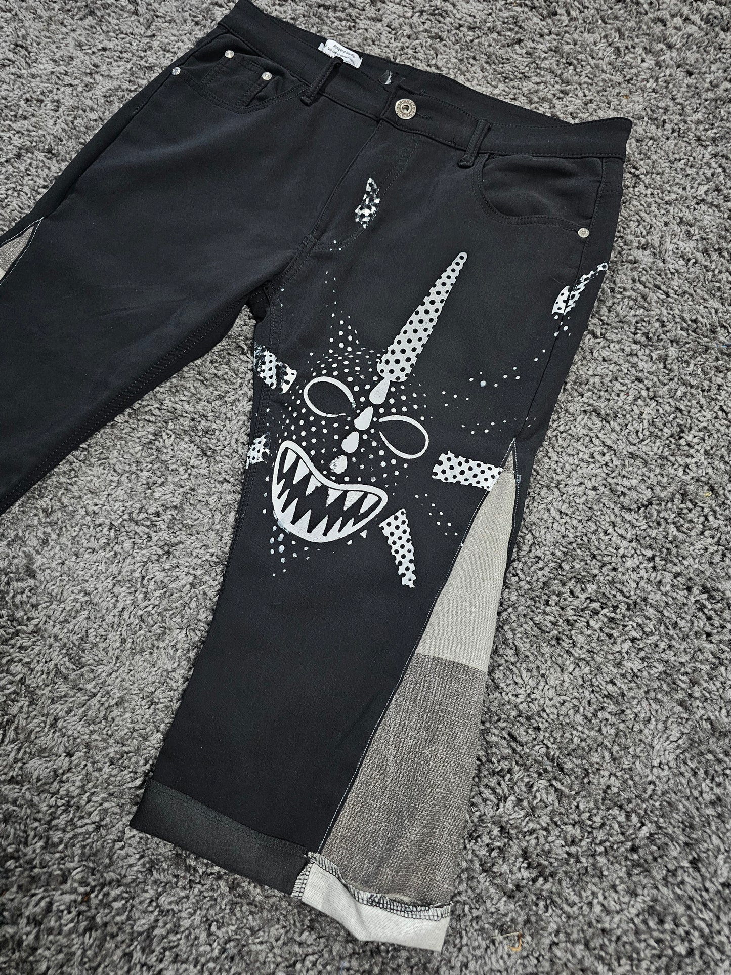 Q326 Black Vejigante Capri Jorts