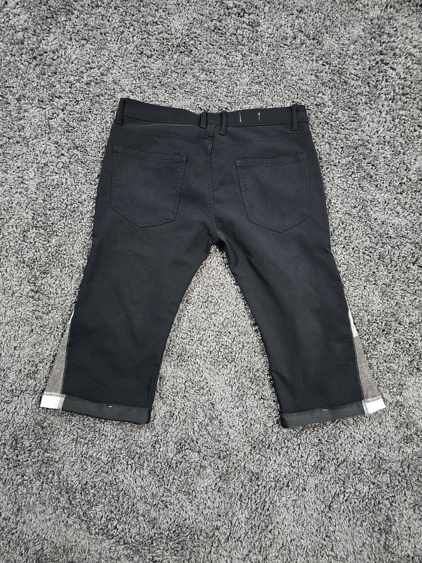 Q326 Black Vejigante Capri Jorts