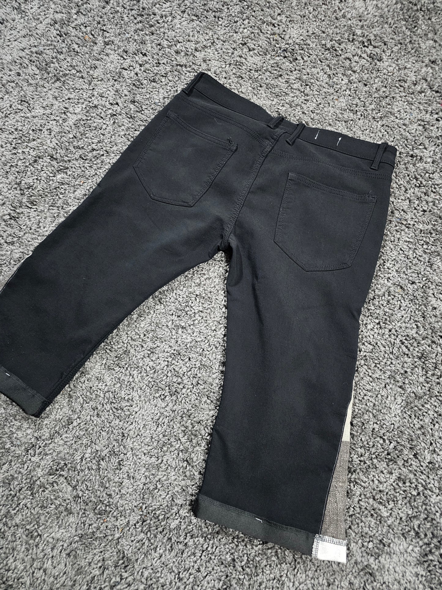 Q326 Black Vejigante Capri Jorts